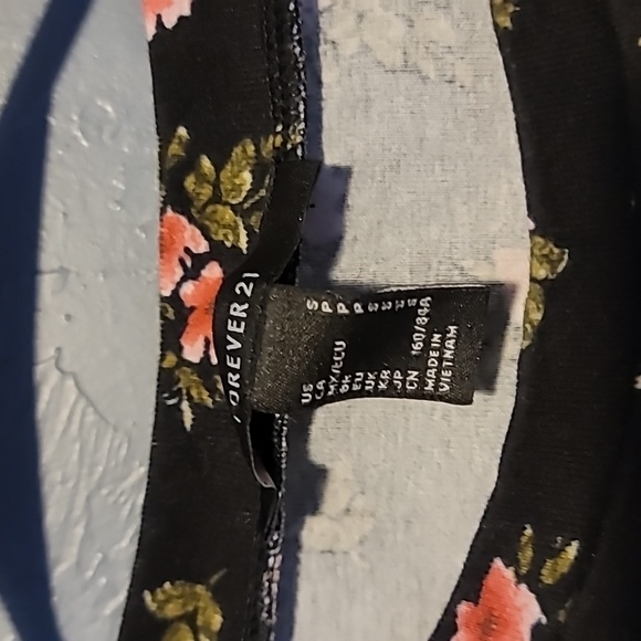 Form-fitting Stretchy Crop Top with Roses - Picture 3 of 6